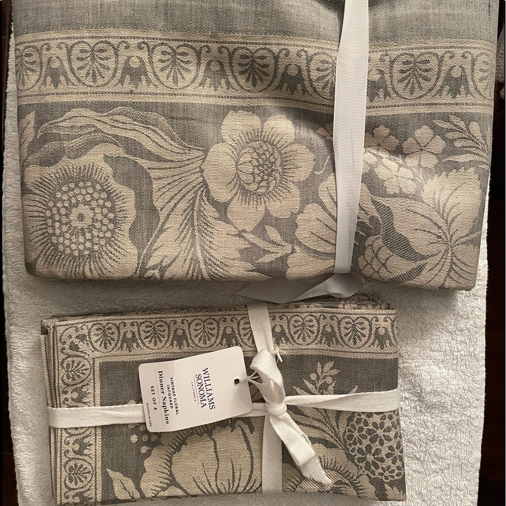 Williams Sonoma rectangular table cloth & 4 napkins.  Never used, tags attached